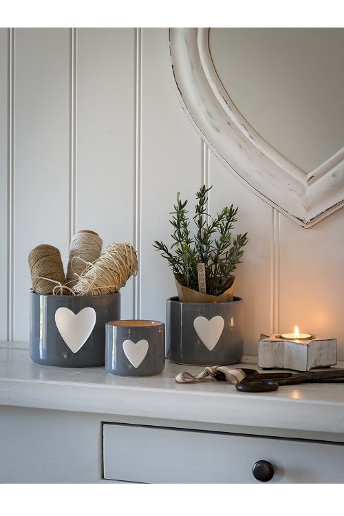 16SS259_Retreat_Set_of_3_Grey_HeartWhiteDECALPots_home_accessories